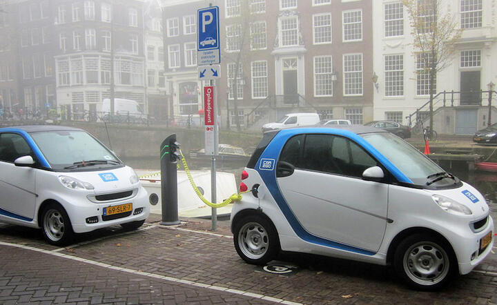 Fot.  Car2Go_Amsterdam_Smart_ED_Herengracht/CC BY-SA 3.0