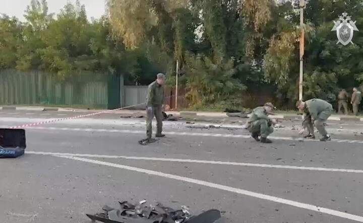 badanie miejsca eksplozji samochodu na drodze pod Moskwą po zamachu na Darię Dugin / autor: fotoserwis PAP