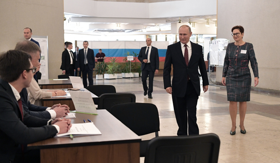 Władimir Putin oddaje swój głos / autor: PAP/EPA