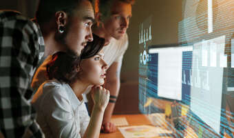 Ludzie i cyfrowi współpracownicy jak jeden zespół