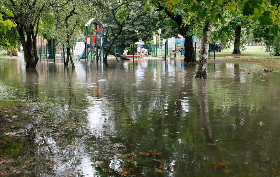 Zalania w Ostrowie Wielkopolskim po intensywnych opadach deszczu / autor: PAP/Tomasz Wojtasik