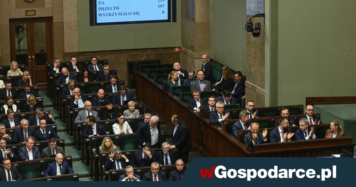 Budżet na starcie z deficytem 271 mld zł