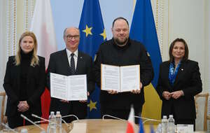 Marszałek Sejmu Włodzimierz Czarzasty i wicemarszałek Monika Wielichowska oraz przewodniczący Rady Najwyższej Ukrainy Rusłan Stefanczuk podpisali Deklarację dot. wsparcia polskiego Sejmu dla wejścia Ukrainy do UE.  / autor: PAP/Marcin Obara