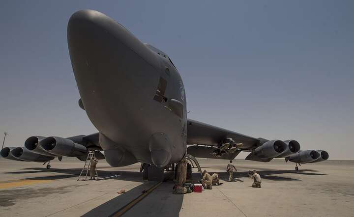 Amerykański bombowiec strategiczny B-52, jeden ze środków uderzeń atomowych sił NATO / autor: Pixabay