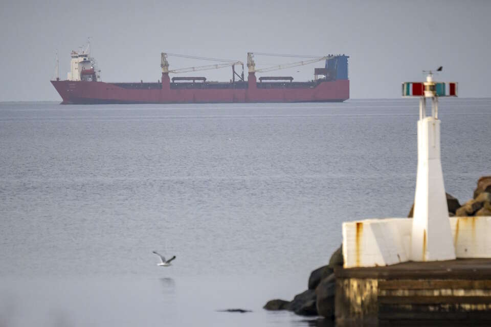 Rosyjski statek Adler zakotwiczył u wybrzeży Szwecji po awarii silnika / autor: PAP/EPA