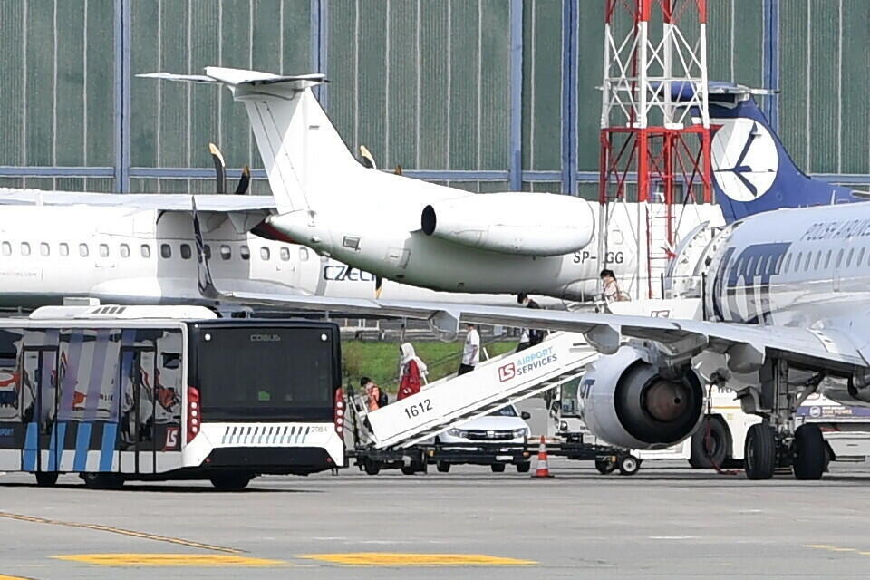 Samolot z pasażerami ewakuowanymi z Afganistanu na pokładzie na płycie lotniska Okęcie w Warszawie / autor: PAP/Radek Pietruszka