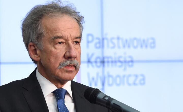 Przewodniczący PKW Wojciech Hemerliński ogłasza ostateczne wyniki wyborów, fot. PAP / Radek Pietruszka 