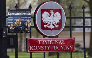 TK zbada ustawę o SCT? PiS złożyło wniosek. Wassermann: "Zaskarżyliśmy zapisy związane ze strefą czystego transportu". Na zdjęciu Trybunał Konstytucyjny oraz wpis Wassermann / autor: Fratria/Fb-Małgorzata Wassermann (screen)