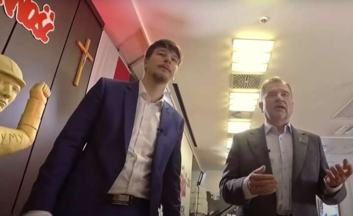 Rozmowa Daniela Nawrockiego (L) i Piotra Dudy (P) odbyła się w historycznej sali BHP Stoczni Gdańskiej / autor: YT @TelewizjawPolsce24 - screen