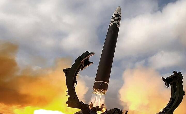 Wystrzał koerańskiej rakiety  / autor: PAP/Newscom
