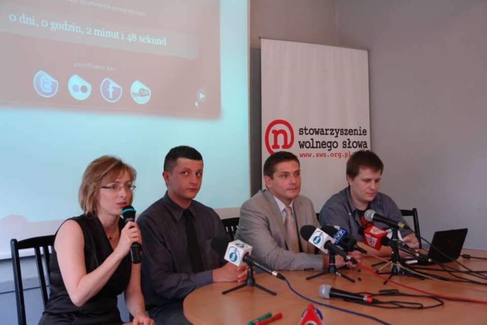Autorka listu w czasie konferencji w Stowarzyszeniu Wolnego Słowa. Pierwszy z prawej Robert Frycz. Maj 2011. 