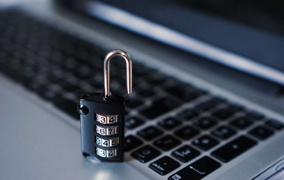 Zdjęcie przedstawia otwartą kłódkę; Wyciekły dane klientów ITAKI / autor: Pixabay/TheDigitalWay
