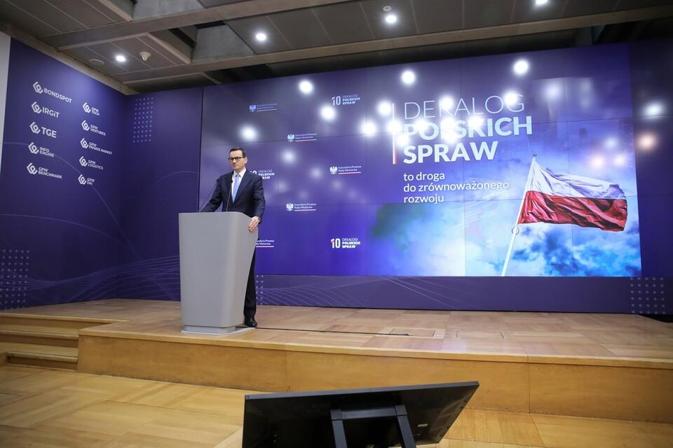 Premier Mateusz Morawiecki przedstawia Dekalog Polskich Spraw podczas konferencji prasowej w siedzibie GPW w Warszawie / autor: PAP/Albert Zawada