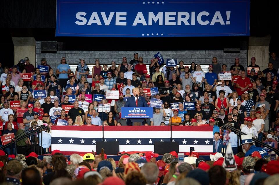 Były prezydent USA Donald Trump przemawia w Wilkes-Barre w Pensylwanii / autor: PAP/EPA/
