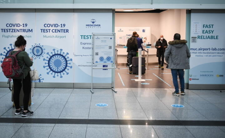 Punkt tekstów na COVID-19 na lotnisku w Monachium (Niemcy) / autor: PAP/EPA/PHILIPP GUELLAND