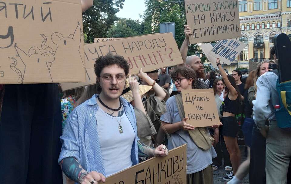 Ukraińcy domagają się od Zełenskiego uchylenia ustawy antykorupcyjnej / autor: PAP/EPA/Rostyslav Averchuk