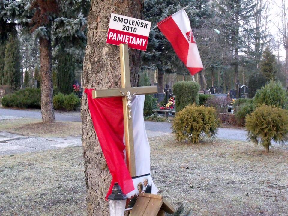 Także tuż po tragedii smoleńskiej na cmentarzu w Olsztynie pojawiły się znaki pamięci i modlitwy... Fot. wPolityce.pl
