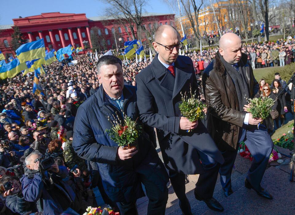 P. o. prezydenta Aleksander Turczynow, premier Jaceniuk i lider Swobody Tiachnybok podczas uroczystości ku czci Tarasa Szewczenki, PAP/EPA