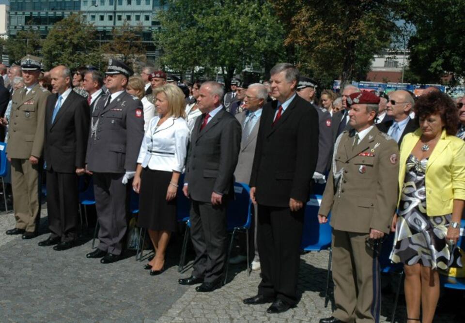 Święto lotnictwa, 2009. Z prawej gen. B. Kwiatkowski z żoną. Fot. ze zbiorów E. Błasik