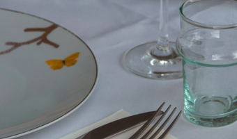 Odwieczny problem na każdym stole – picie przed, w trakcie czy po posiłku?