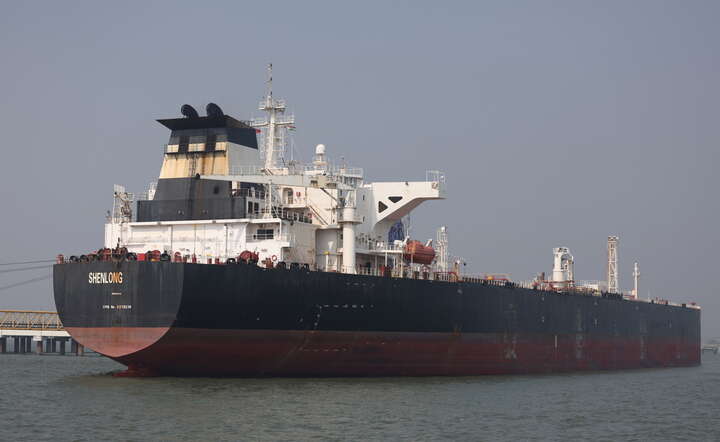 Tankowiec Shenlong pod banderą liberyjską jako jedna z nielicznych jednostek bezpiecznie pokonała Cieśninę Ormuz / autor: PAP/EPA/DIVYAKANT SOLANKI
