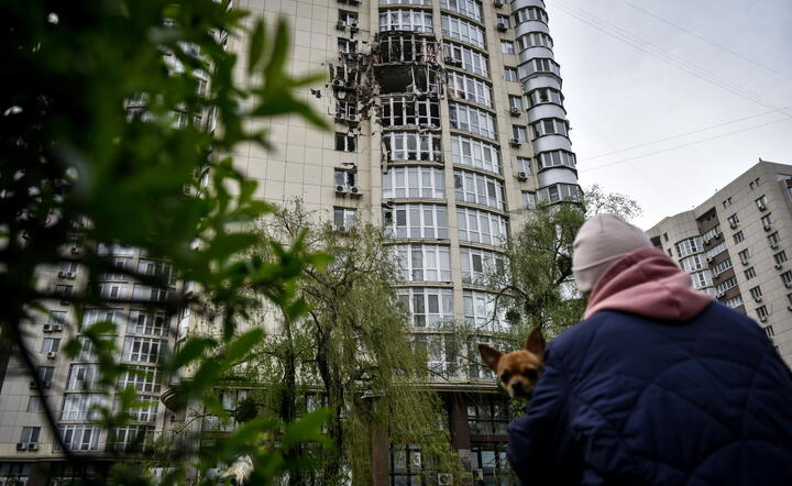 Budynek mieszkalny uszkodzony przez drona w Kijowie / autor: PAP/EPA/OLEG PETRASYUK
