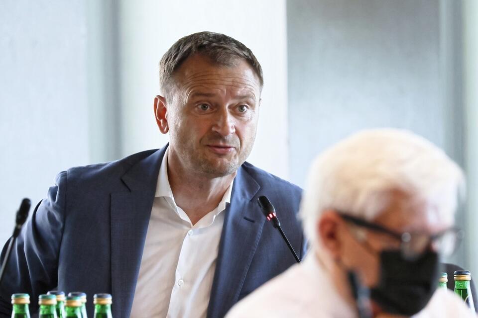 . Poseł KO Sławomir Nitras podczas posiedzenia sejmowej Komisji Administracji i Spraw Wewnętrznych / autor: PAP/Leszek Szymański
