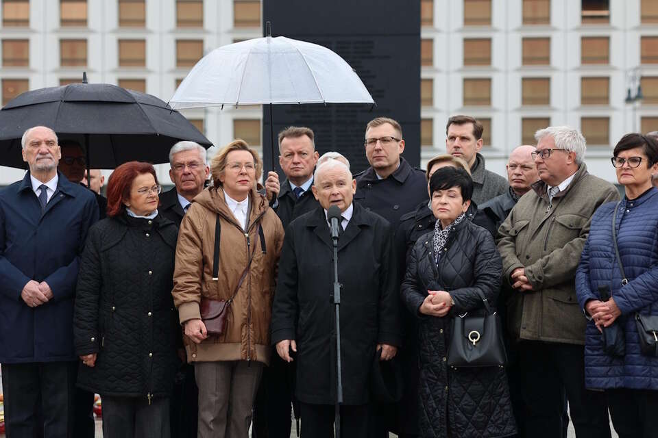 Jarosław Kaczyński przemawia podczas obchodów miesięcznicy smoleńskiej / autor: X / PiS