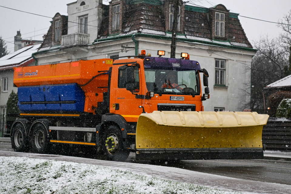 Pług śnieżny na Podkarpaciu / autor: PAP/Darek Delmanowicz