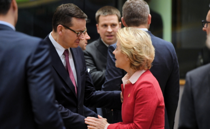  Premier Mateusz Morawiecki i przewodnicząca Komisji Europejskiej Ursula von der Leyen podczas nadzwyczajnego szczytu UE, 21 bm. w Brukseli. / autor: PAP/Radek Pietruszka