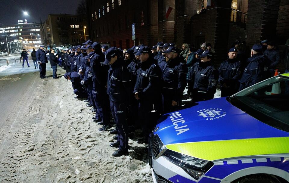 Wrocławscy policjanci oddają hołd zmarłym kolegom / autor: PAP/Tomasz Golla