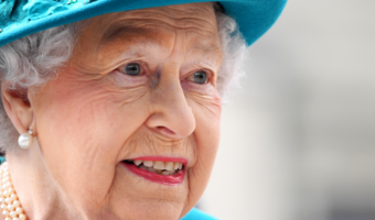 Królowa Elżbieta II ma lekkie objawy koronawirusa