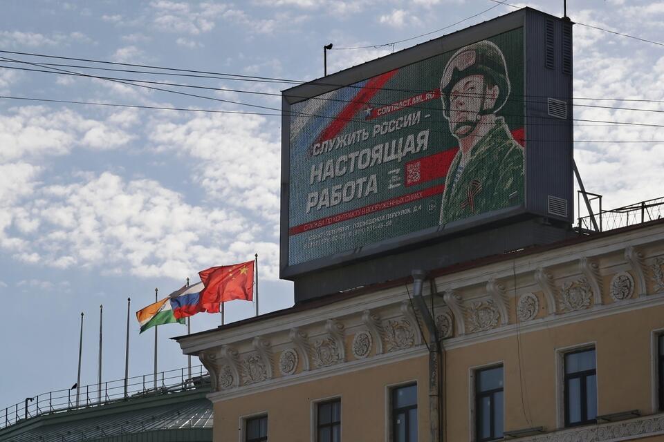 Reklama nawołująca do wstąpienia w szeregi rosyjskiej armii / autor: PAP/EPA/