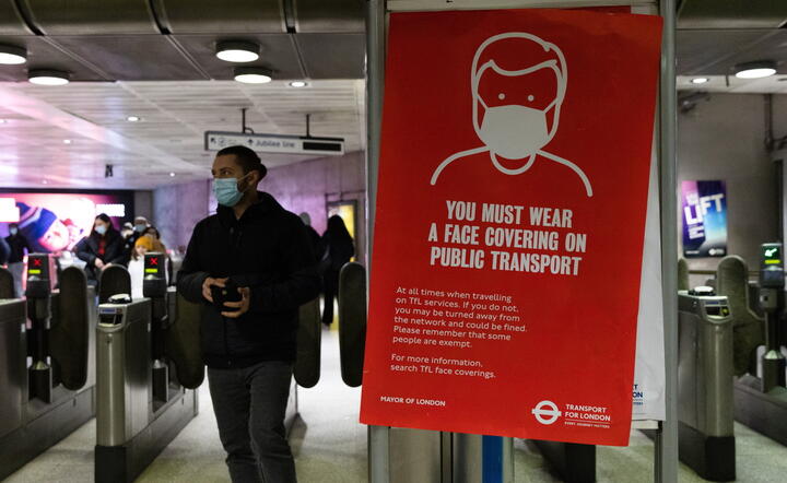 Zaostrzone restrykcje zdrowotne wprowadza cała Europa. Nz. metro w Londynie / autor: PAP/EPA/VICKIE FLORES