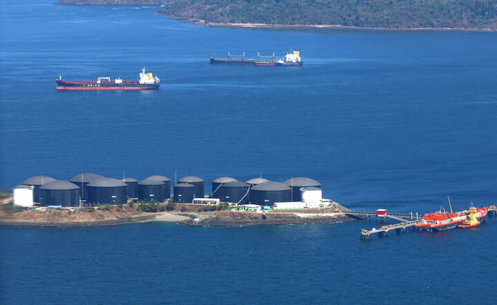 Tankowce przy terminalu paliwowym, Panama 25 marca 2026 / autor: EPA/CARLOS LEMOS