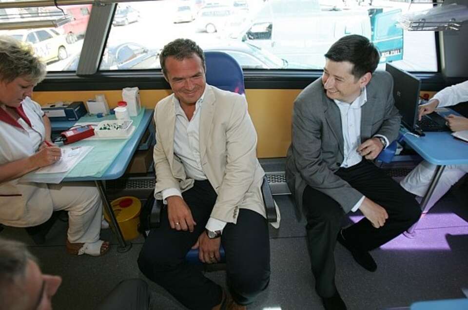 Szczyt koleżeństwa - wymieniać się zegarkami. (fot. slawomirnowak.pl)