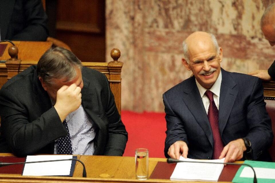 Premier Papandreu obok ministra finansów Wenizelosa (po lewej), PAP/EPA
