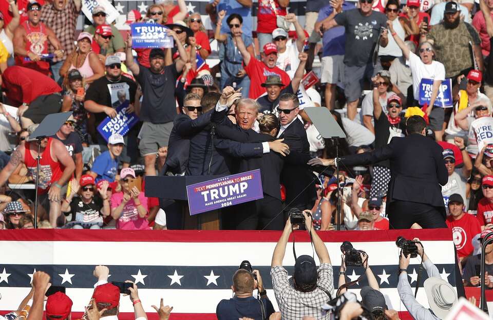 Sekundy po zamachu. Donald Trump wznosi pięść i mówi: "walczcie!" / autor: PAP/EPA