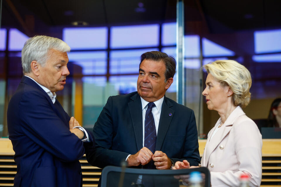 Didier Reynders, Margaritis Schinas i Ursula von der Leyen. / autor: PAP/EPA