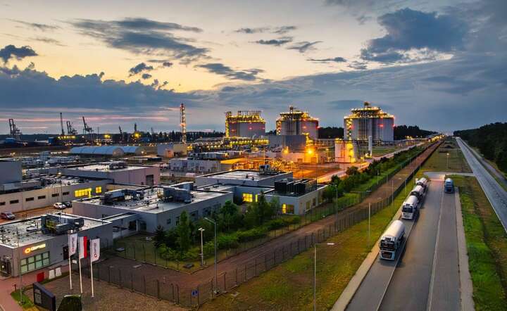 Załadunek autocystern w terminalu LNG im. prezydenta L. Kaczyńskiego w Świnoujściu / autor: materiały prasowe Gaz-System