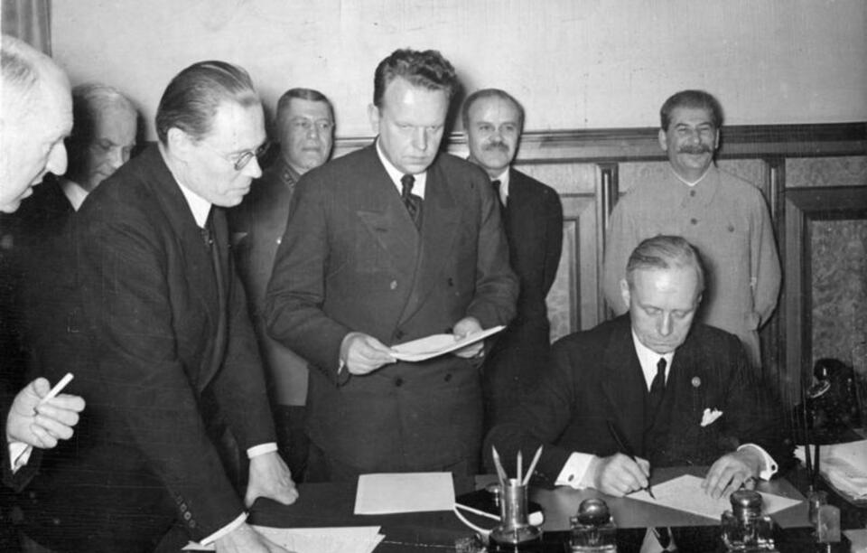 autor: Bundesarchiv, Bild 183-S52480 / CC-BY-SA 3.0, CC BY-SA 3.0 DE <https://creativecommons.org/licenses/by-sa/3.0/de/deed.en>, via Wikimedia Commons