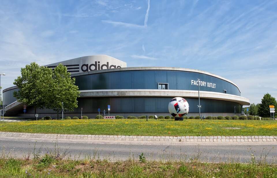 adidas / autor: Avda, CC BY-SA 3.0 <https://creativecommons.org/licenses/by-sa/3.0>, via Wikimedia Commons