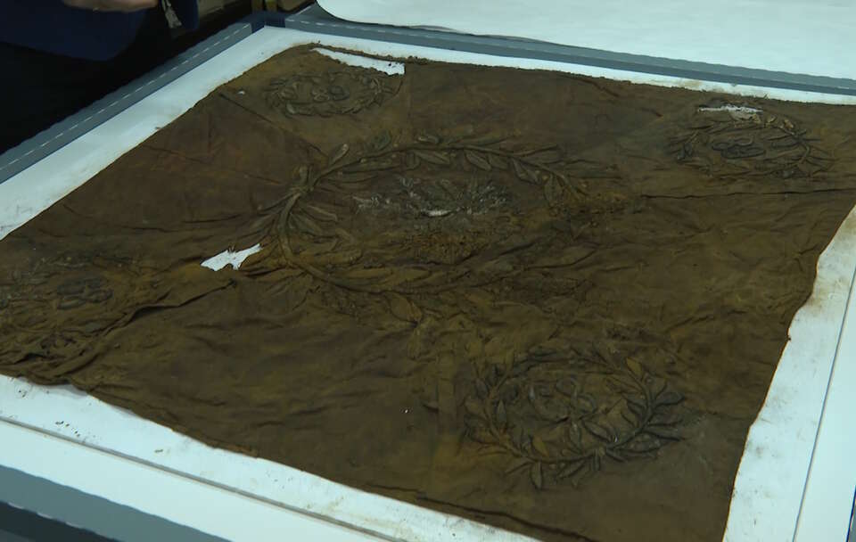 Sztandar 68 Pułku Piechoty, który znajduje się w  Muzeum Ziemi Sochaczewskiej i Pola Bitwy nad Bzurą. / autor: Telewizja wPolsce24