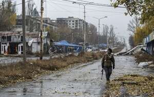 na zdjęciu żołnierz 93. Samodzielnej Zmechanizowanej Brygady „Chołodnyj Jar” na zniszczonym terenie po rosyjskich atakach w mieście na linii frontu Konstantynówka / autor: PAP/EPA/Press service of the 93rd Separate Mechanized Brigade HANDOUT