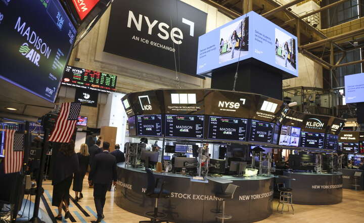 Maklerzy na parkiecie giełdy NYSE w Nowym Jorku / autor: PAP/EPA/SARAH YENESEL 