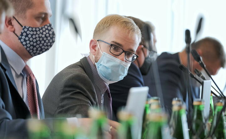 Wiceminister finansów Piotr Patkowski (C) podczas posiedzenia sejmowej Komisji / autor: PAP/Mateusz Marek