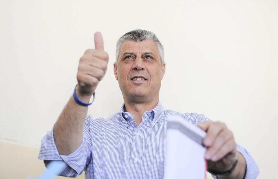Premier Kosowa Hashim Thaci w czasie głosowania. Fot. PAP / EPA