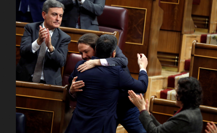 Pablo Iglesias, lider Podemosu gratuluje premierowi Sanchezowi / autor: PAP/EPA/