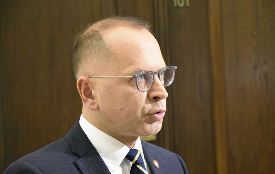 Michał Szczerba podzielił się absurdalnymi tezami na temat alternatywnych źródeł energii.  / autor: Fratria