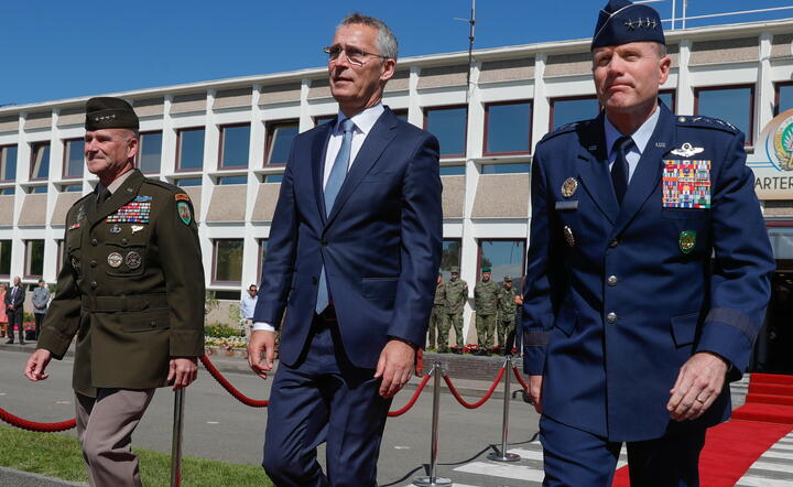 od lewej: amerykański generał Christopher G. Cavioli, sekretarz generalny NATO Jens Stoltenberg i głównodowodzący sił NATO w Europie generał Tod Wolters / autor: fotoserwis PAP